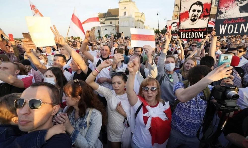 Πολωνία: Eξόριστοι Λευκορώσοι διαδήλωσαν στα σύνορα κατά του Λουκασένκο